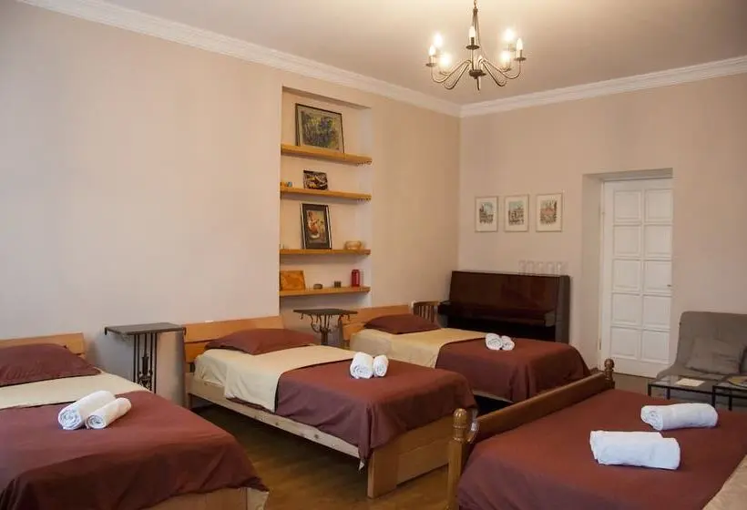اتاق خانوادگی با سرویس بهداشتی مشترک, Guest House Lile