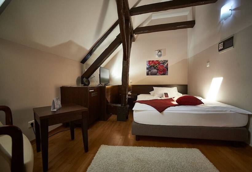 غرفة قياسية فردية, Sobe Bernarda