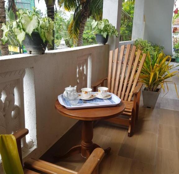 Family Room, New Planet Guest