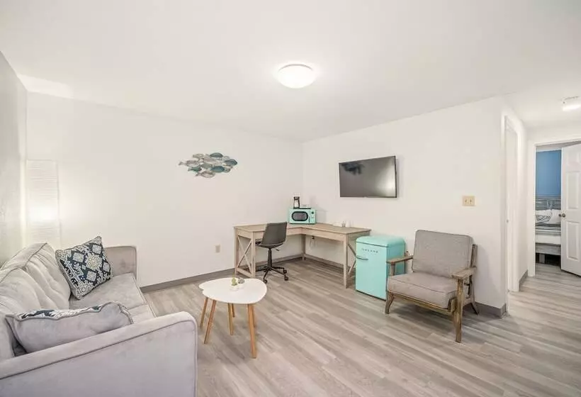 スイート, Founder's Brook Motel And Suites