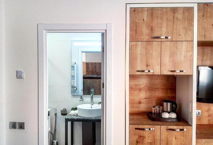 수피리어 룸, Alpha