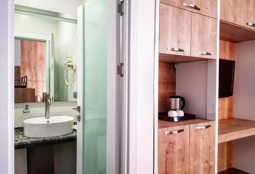 수피리어 룸, Alpha