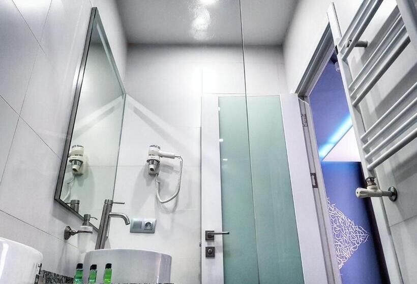 수피리어 룸, Alpha