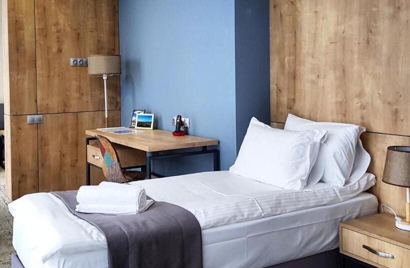 디럭스 룸, Alpha