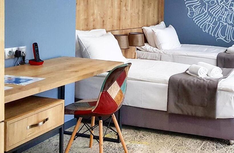 디럭스 룸, Alpha