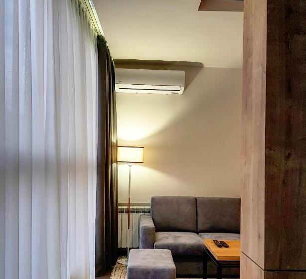 디럭스 룸, Alpha