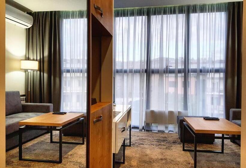 디럭스 룸, Alpha