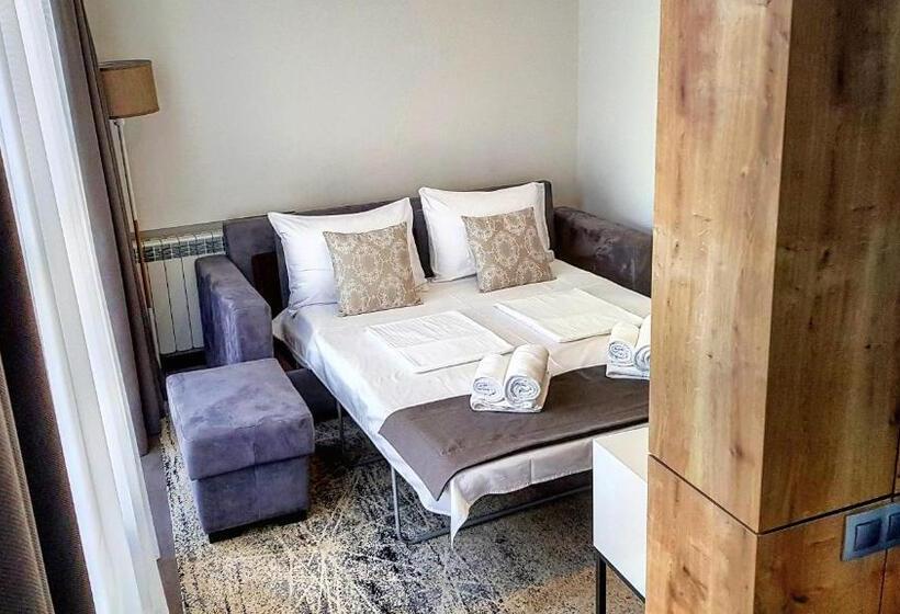 디럭스 룸, Alpha