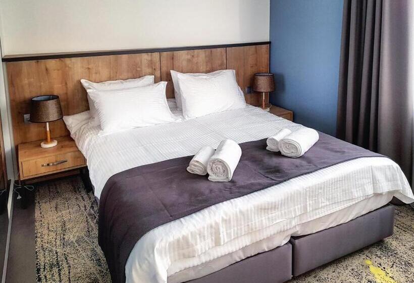 패밀리 스튜디오, Alpha