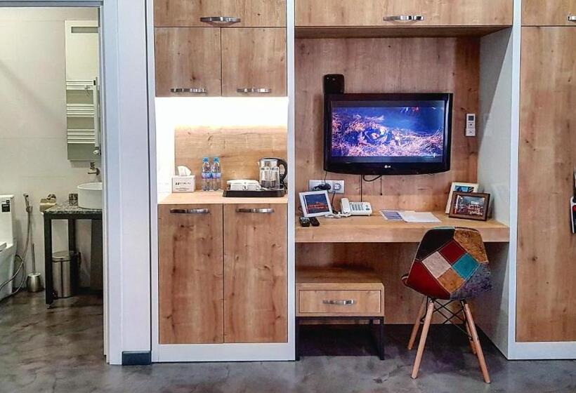 수피리어 룸, Alpha