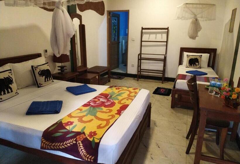 اتاق استاندارد سه تخته با چشم‌انداز باغ, The Nature Park Villa
