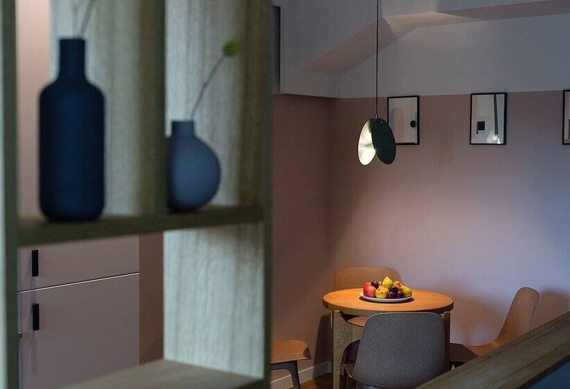 דירת חדר דלוקס, Atlas Apart