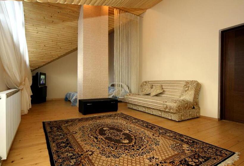 اتاق خانوادگی با چشم‌انداز کوه, гостьовий дім Tauer