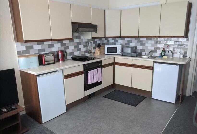 غرفة عائلية, Buile Hill Holiday Flats