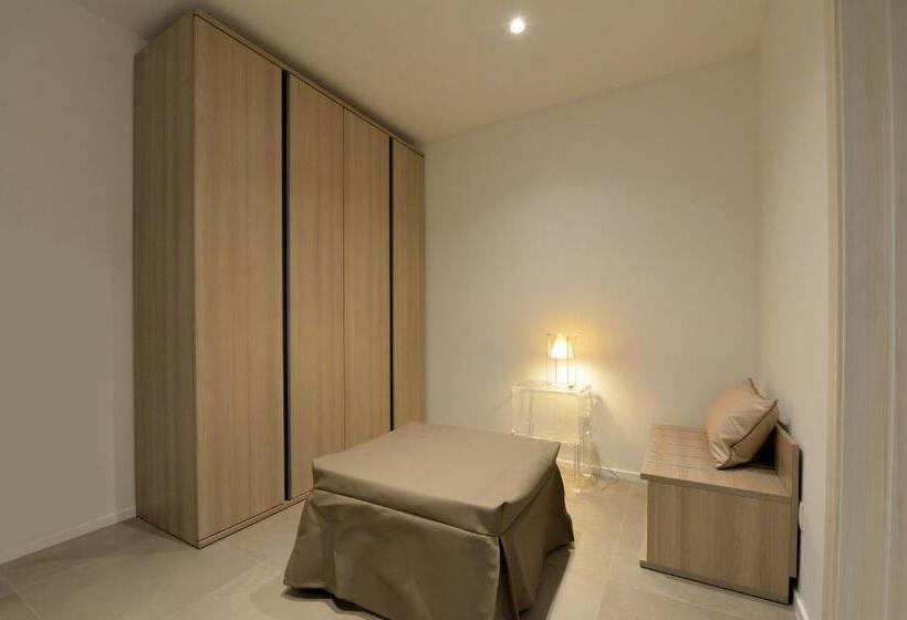 חדר דלוקס לשלושה, All'ombra