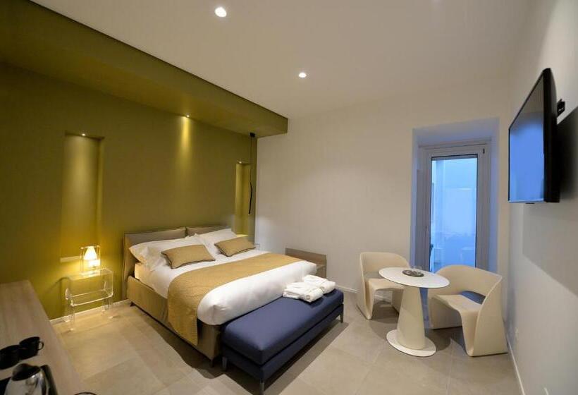 חדר דלוקס לשלושה, All'ombra