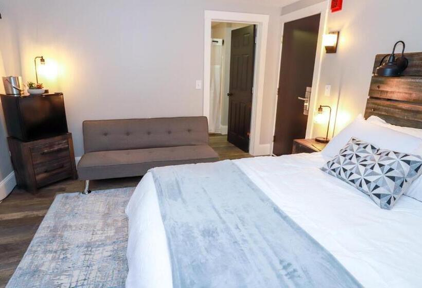 Standard studio with lake view, Gunstock Inn & Suites