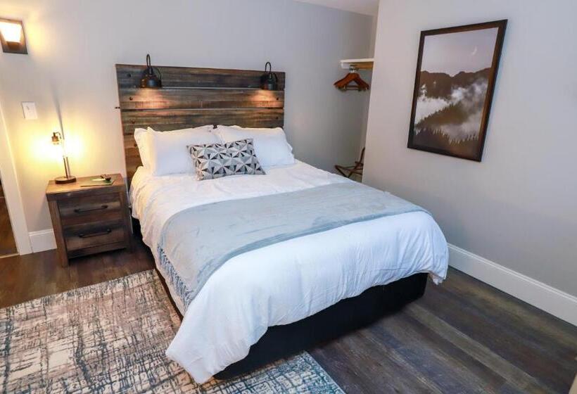 Standard studio with lake view, Gunstock Inn & Suites