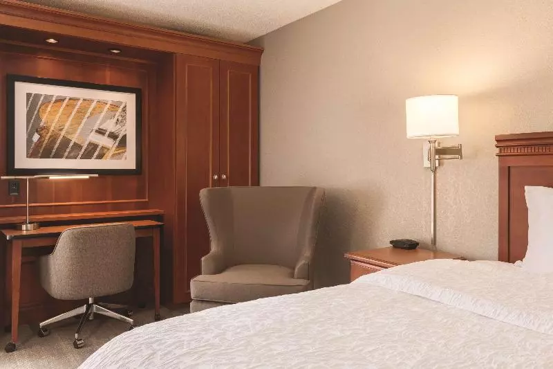 キングサイズベッドのスタンダードルーム, Hampton Inn Des Moinesairport