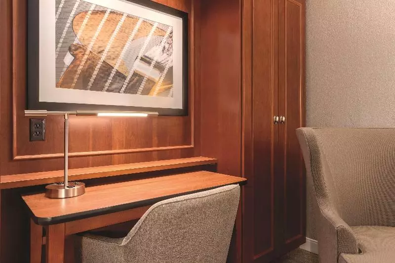 キングサイズベッドのスタンダードルーム, Hampton Inn Des Moinesairport