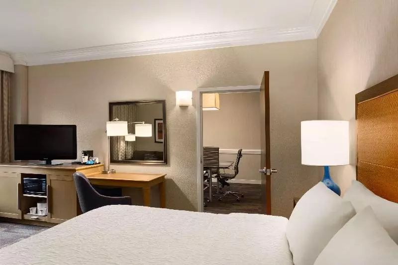 キングサイズベッドのスタンダードルーム, Hampton Inn Fort Smith