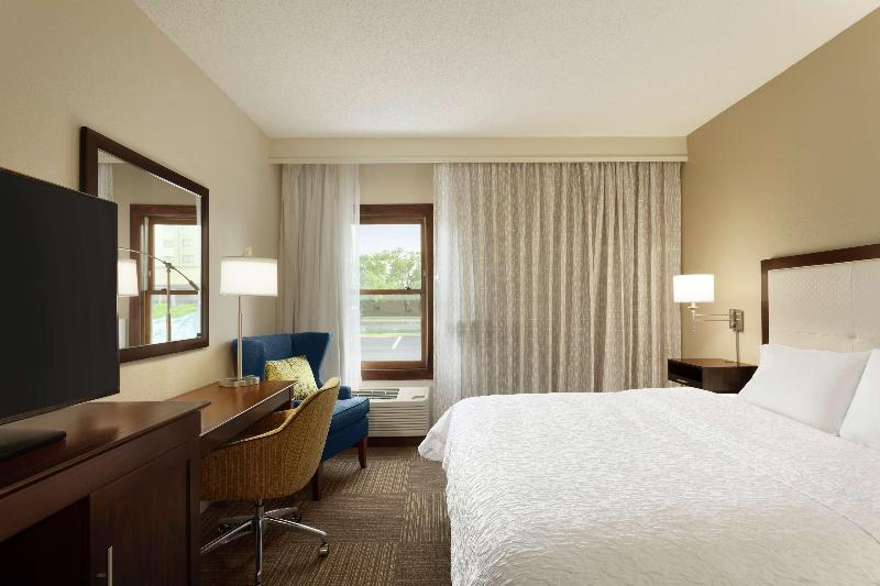 キングサイズベッドのスタンダードルーム, Hampton Inn & Suites Springdale
