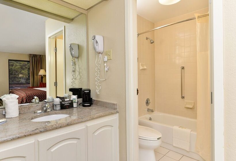 带2个双人床的标准工作室, Quality Inn At The Mall  Valdosta
