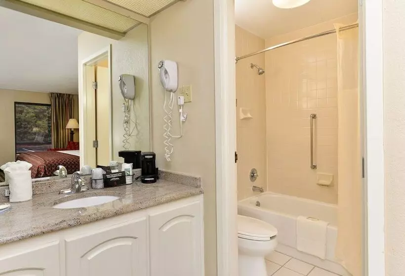 ２ダブルベッドのスタンダードルーム, Quality Inn At The Mall  Valdosta