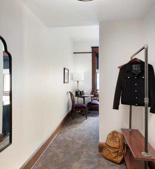 패밀리 룸, Celeste Of St Paul