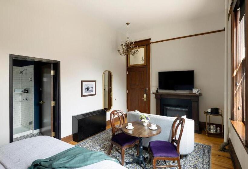 스위트 킹사이즈 침대, Celeste Of St Paul