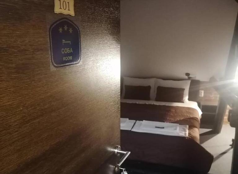 اتاق لوکس سه تخته, Pirocanac Rooms & Restaurant