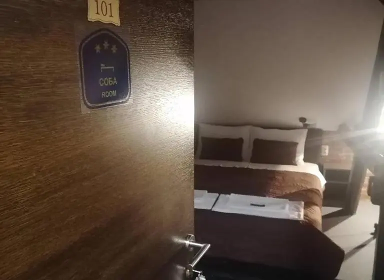 اتاق لوکس سه تخته, Pirocanac Rooms & Restaurant