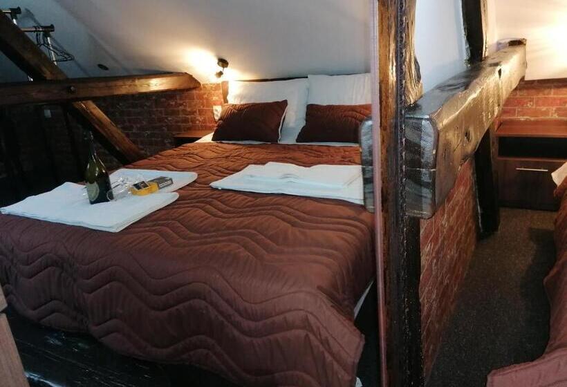 اتاق لوکس سه تخته, Pirocanac Rooms & Restaurant