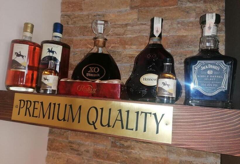 اتاق لوکس چهار تخته, Pirocanac Rooms & Restaurant