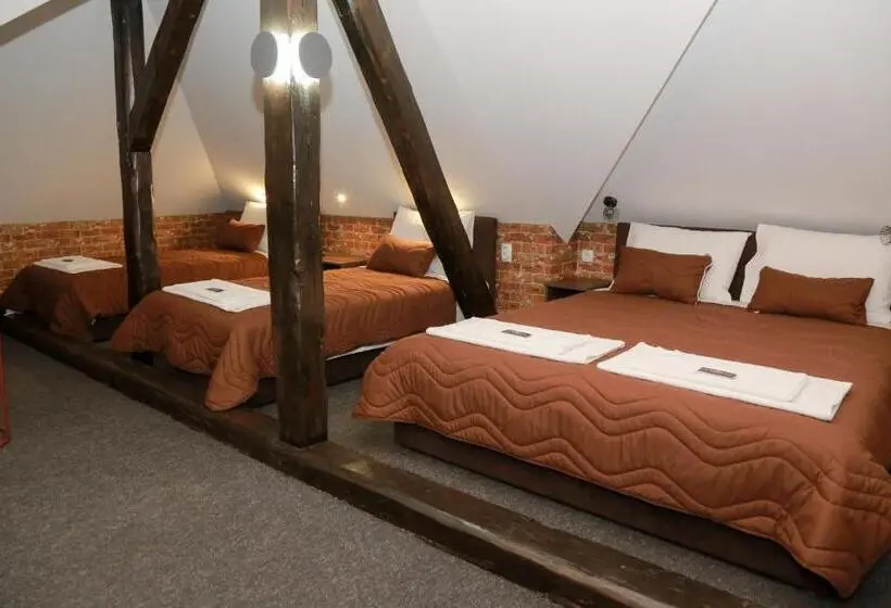 اتاق لوکس چهار تخته, Pirocanac Rooms & Restaurant