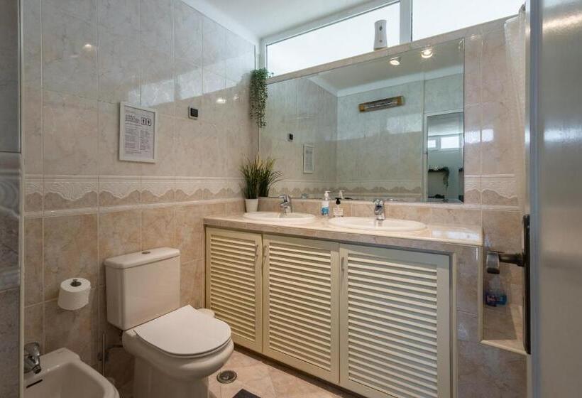 اتاق استاندارد سه نفره, Màhouse Guesthouse