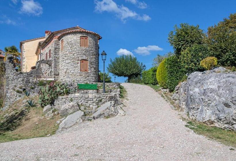 דירת חדר, Rooms Nela