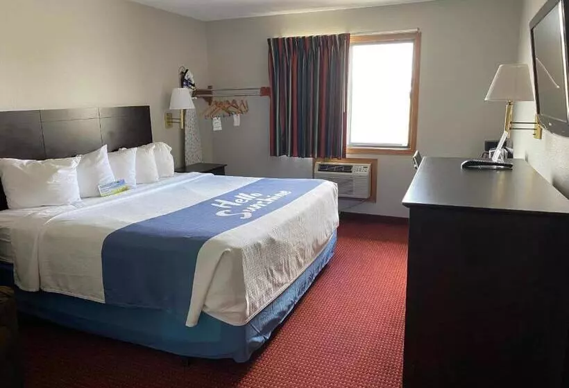 Standard-huone King-vuode, Days Inn & Suites By Wyndham Des Moines Airport
