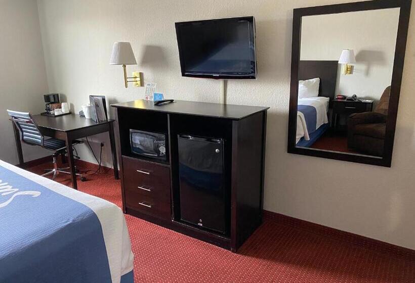 스탠다드 룸 킹사이즈 침대, Days Inn & Suites By Wyndham Des Moines Airport