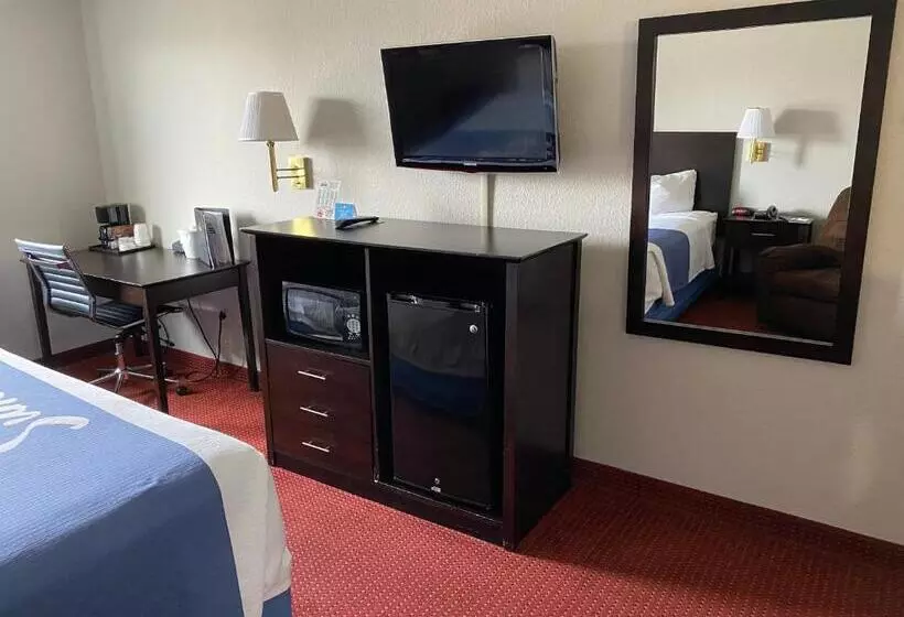 Standard-huone King-vuode, Days Inn & Suites By Wyndham Des Moines Airport