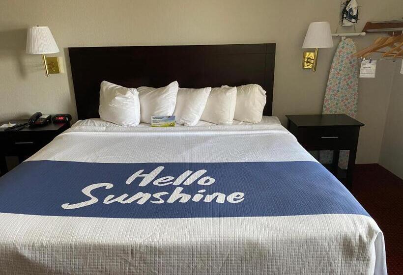 キングサイズベッドのスタンダードルーム, Days Inn & Suites By Wyndham Des Moines Airport