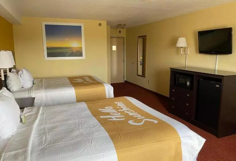 Deluxe-huone, Days Inn & Suites By Wyndham Des Moines Airport