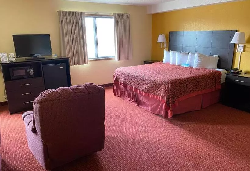Sviitti King-vuode, Days Inn & Suites By Wyndham Des Moines Airport
