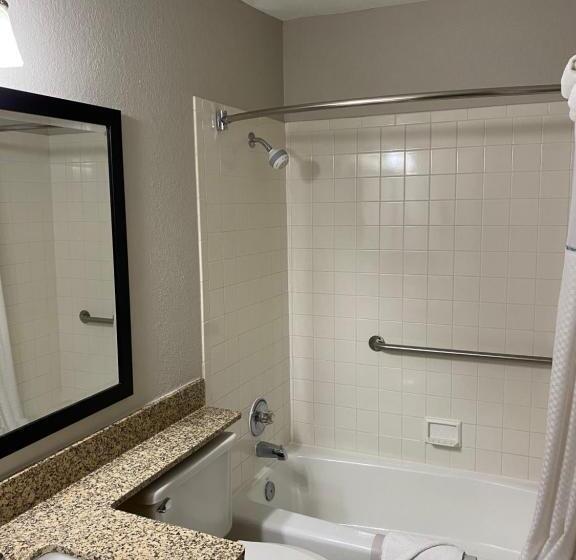 스위트 킹사이즈 침대, Days Inn & Suites By Wyndham Des Moines Airport