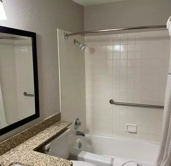 Sviitti King-vuode, Days Inn & Suites By Wyndham Des Moines Airport