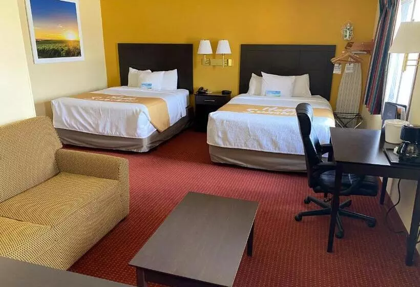 Superior-sviitti, Days Inn & Suites By Wyndham Des Moines Airport