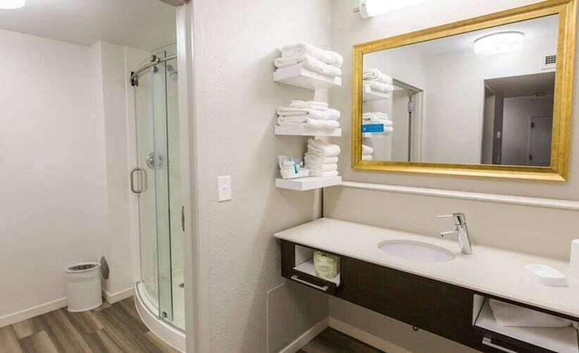 اتاق استاندارد, Hampton Inn & Suites Nashvilleairport