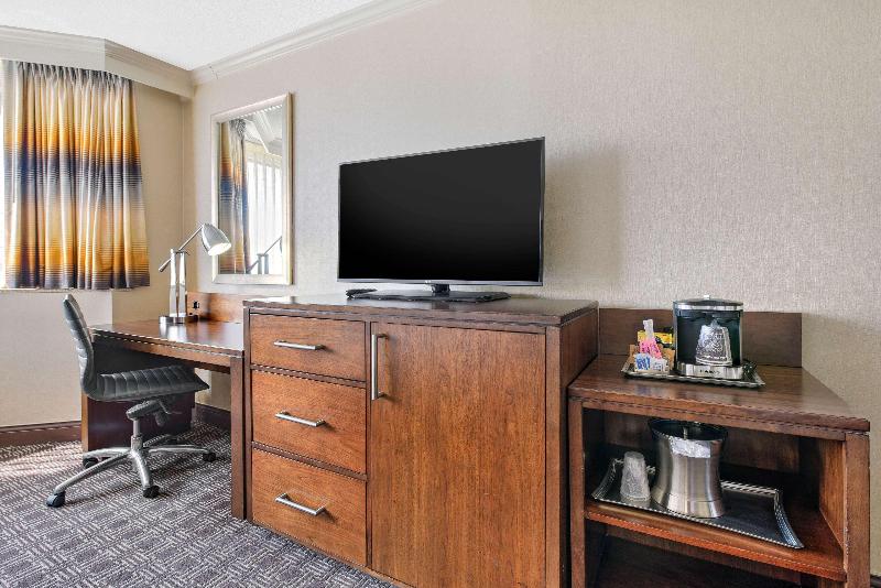 Полулюкс Кровать Кинг, Hilton Arlington National Landing