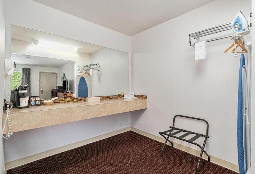 带大床的标准间, Howard Johnson By Wyndham Traverse City