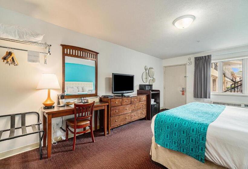 带大床的豪华间, Howard Johnson By Wyndham Traverse City